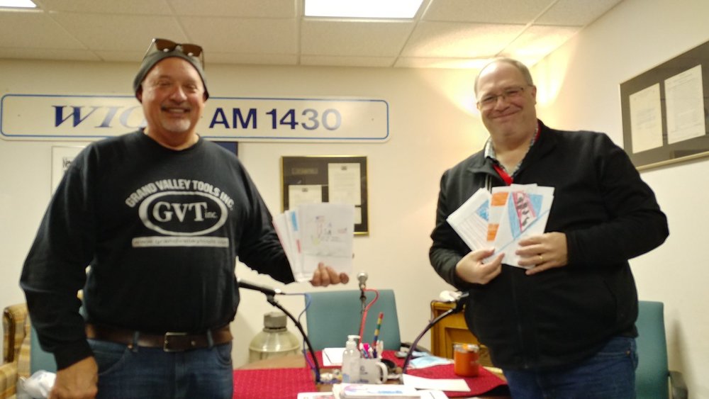 WION's "Temperature Tom" and Superintendent Jason Smith posing with homemade cards from SES students